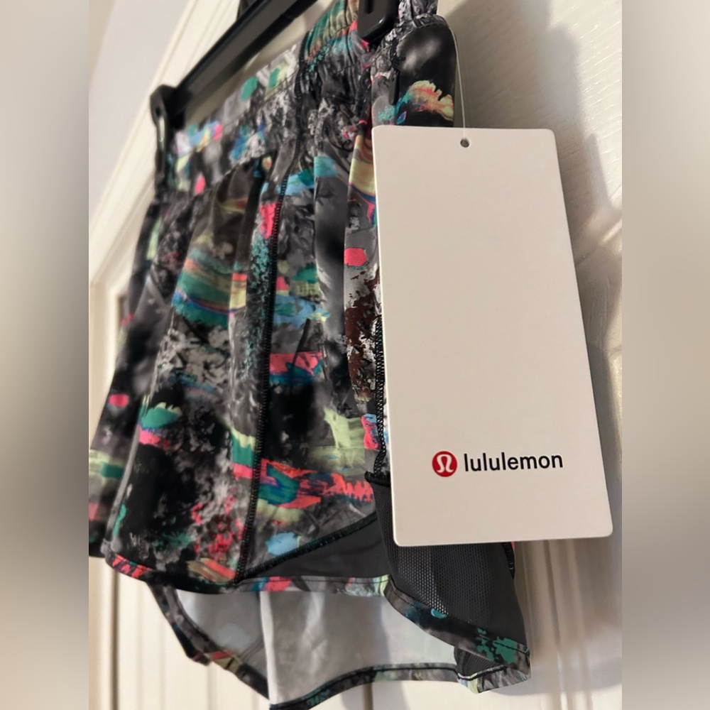 *NWT* RARE Lululemon Hotty Hot LR Short 4 inch Lined - Picture 8 of 11